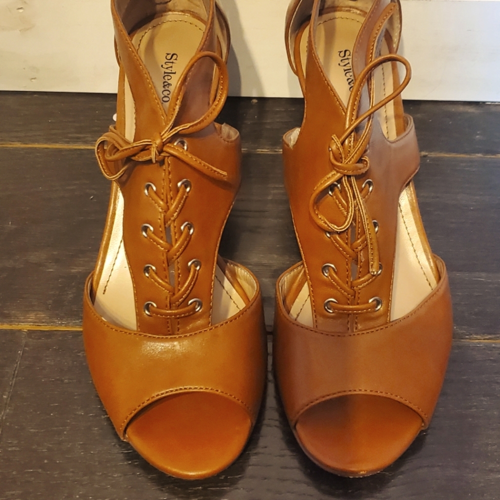 Low heel lace heels